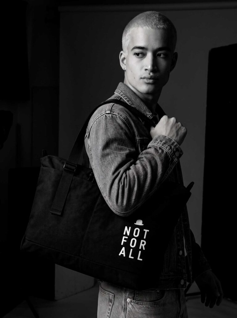 Ragazzo con borsa Not for all