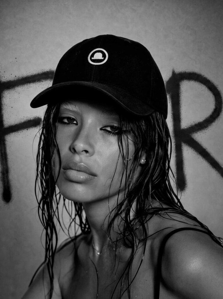 Ragazza con cappellino Milord nero
