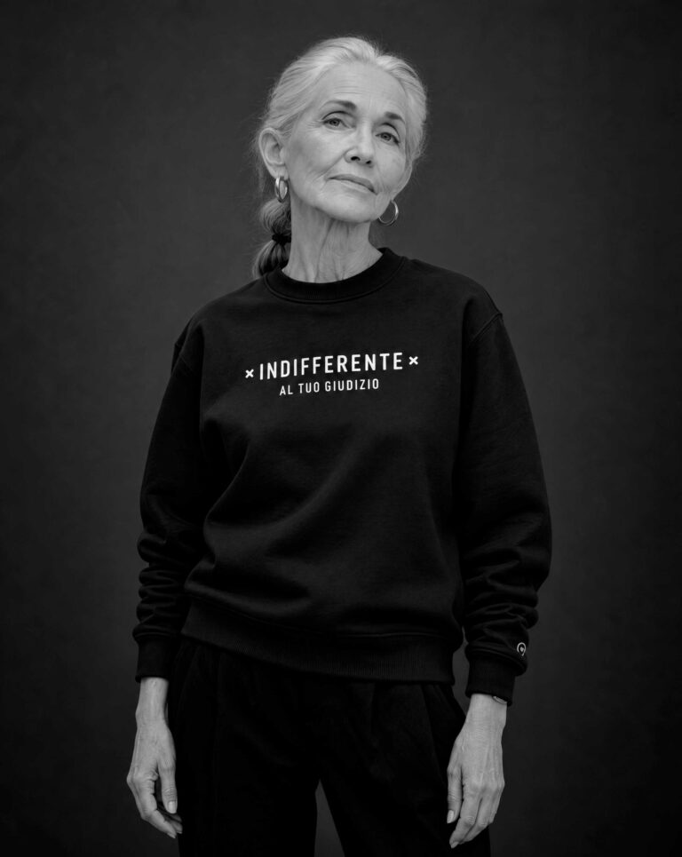 Donna con felpa Indifferente al tuo giudizio