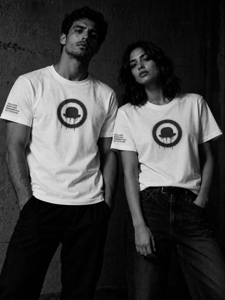 Coppia con t-shirt bianche con il logo bombetta