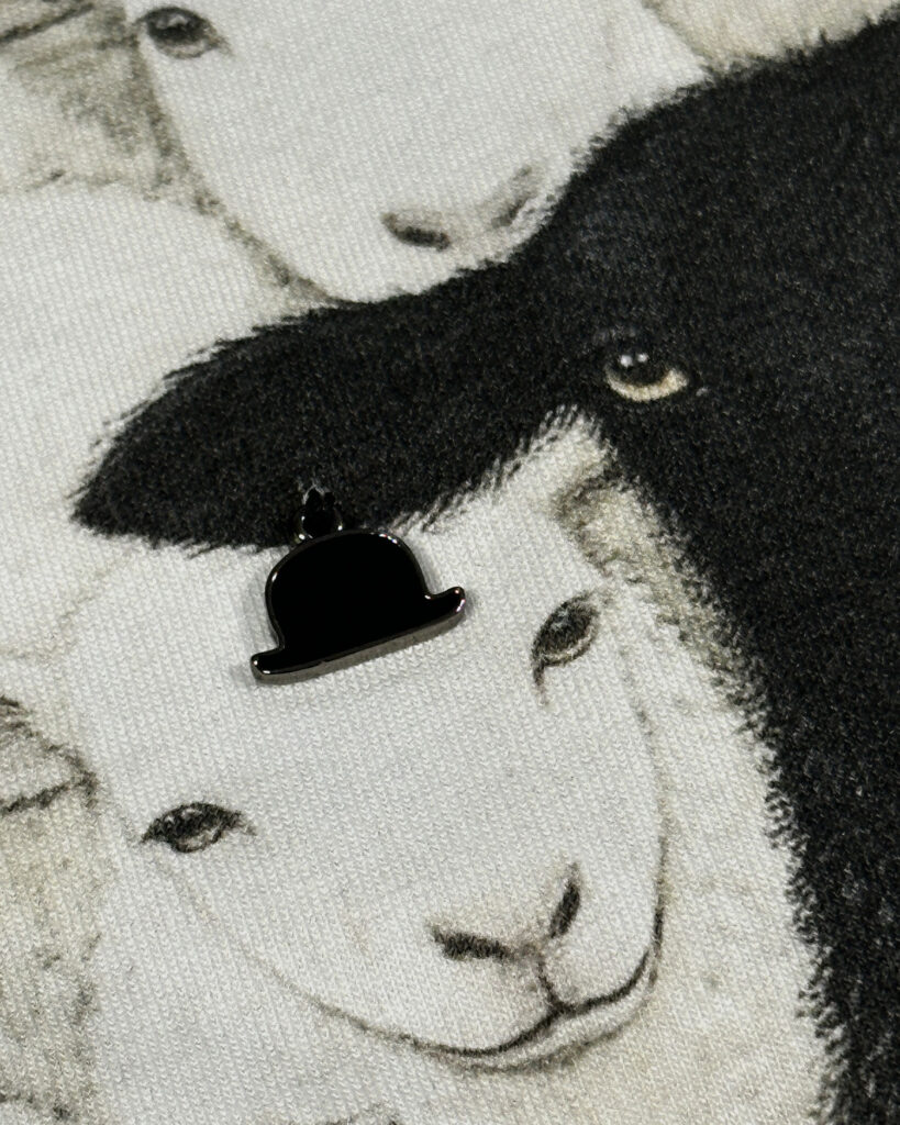Dettaglio della stampa The Black Sheep con la piccola bombetta